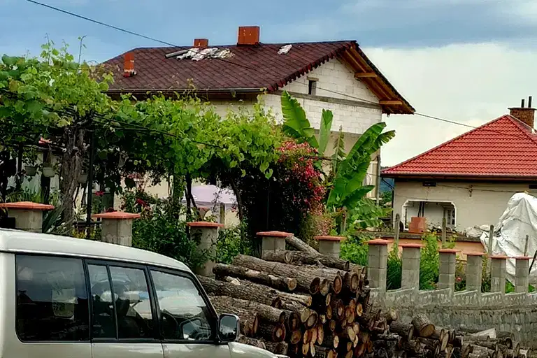 Къща с гараж в с. Слатина, област Монтана