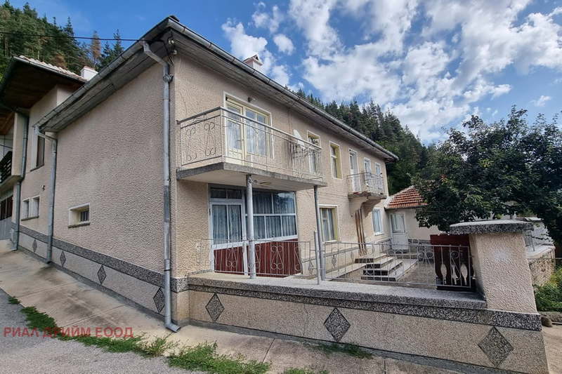 Къща с 5 спални в с. Смилян с панорамна тераса
