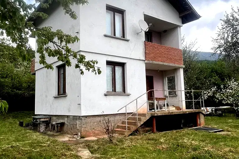 Къща с 3 стаи в с. Зелениград, област Перник с двор