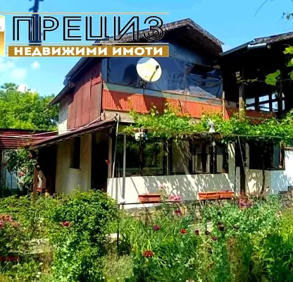 Снимка 2 — Двуетажна къща с голям двор в с. Златна нива, обл. Шумен