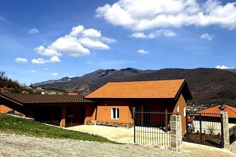 Къща във Враца, с. Зверино