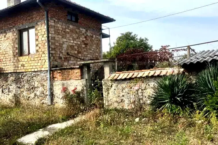 Двуетажна къща с двор в село Дюлево, област Пазарджик