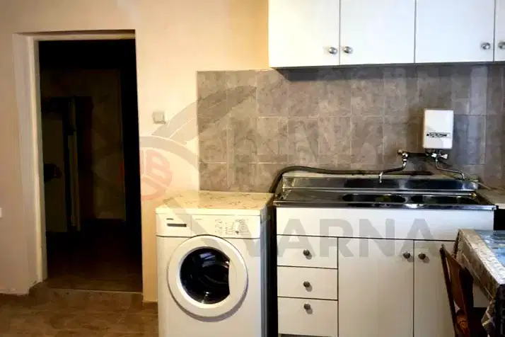 House in Varna, Pogrebi