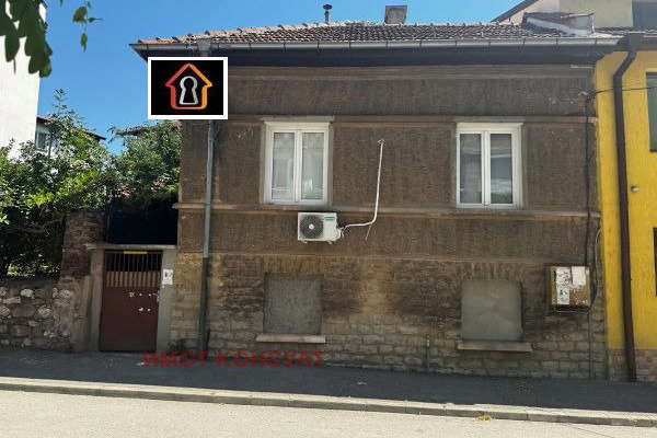 House in Vraca, Centyr