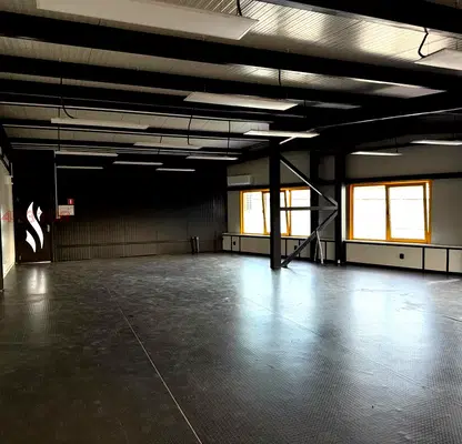 Photo 2 — Office in German