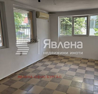 Снимка 2 — Тристаен апартамент с двор в Братя Миладинови, Бургас