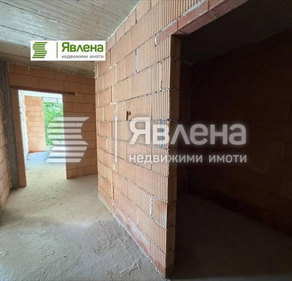 Снимка 2 — Просторен 3-стаен апартамент в Център Бургас с тераса
