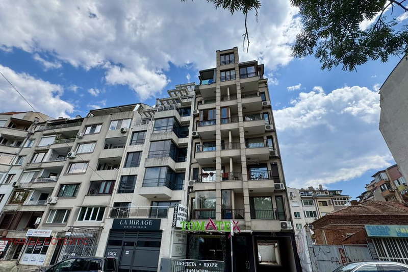 Двустаен апартамент с паркомясто в Лазур, Бургас