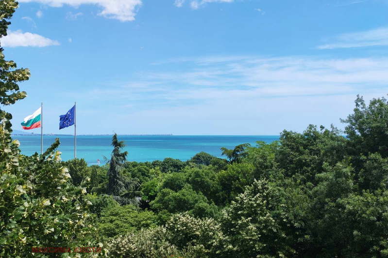 3-bedroom apartment in Burgas, Lazur