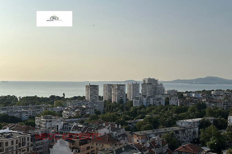 Четиристаен апартамент с панорамна гледка в Лазур, Бургас