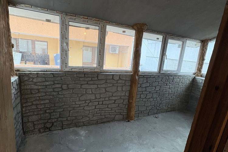Тристаен апартамент с две тераси в Възраждане, Бургас