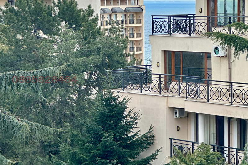 3-bedroom apartment in Zlatni Pyasyci
