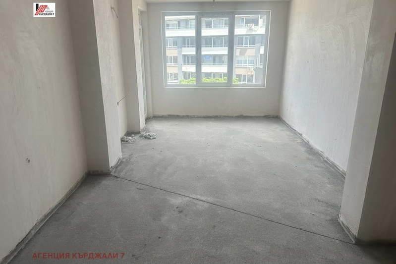 3-bedroom apartment in Kyrdjali, Vyzrojdenci