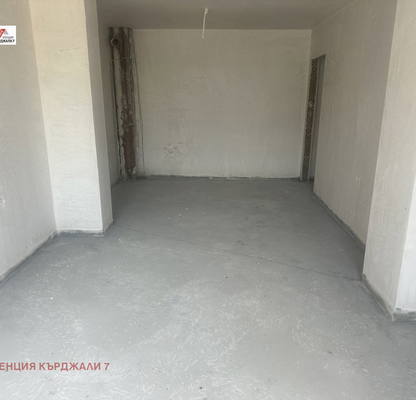 Photo 2 — 3-bedroom apartment in Kyrdjali, Vyzrojdenci