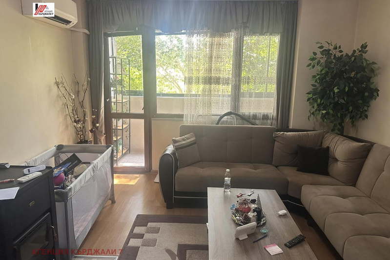 4-bedroom apartment in Kyrdjali, Vyzrojdenci
