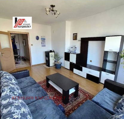 Снимка 2 — Тристаен апартамент в Кърджали, Възрожденци