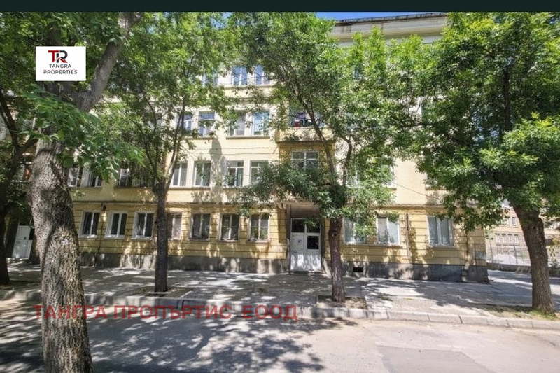 Двустаен апартамент в Перник, Изток