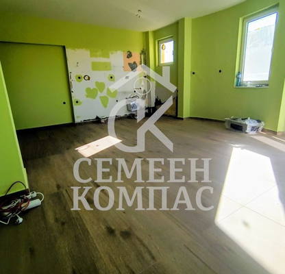 Снимка 2 — Тристаен апартамент с тераса в Кючук Париж, Пловдив