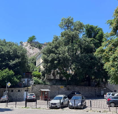 Снимка 2 — Просторен 3-стаен апартамент в Стария град, Пловдив с балкони