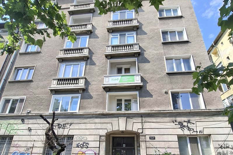 Тристаен апартамент с паркомясто в Център, ул. Ген. Гурко