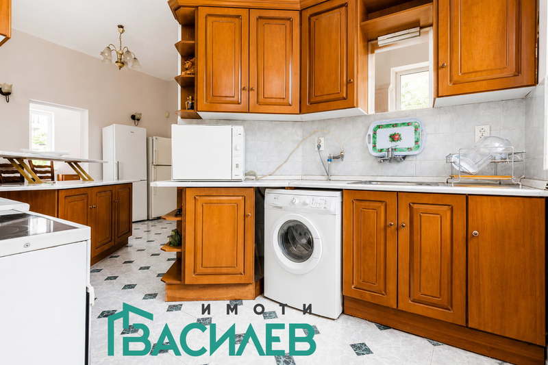 Просторен 3-стаен апартамент с голяма тераса в Център, София