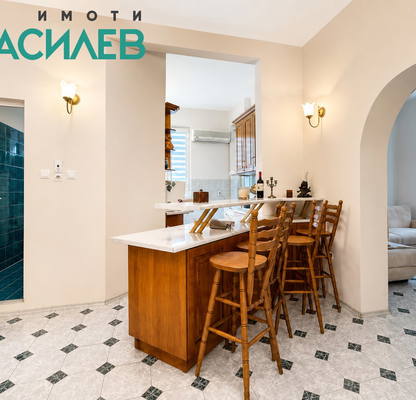 Снимка 4 — Просторен 3-стаен апартамент с голяма тераса в Център, София