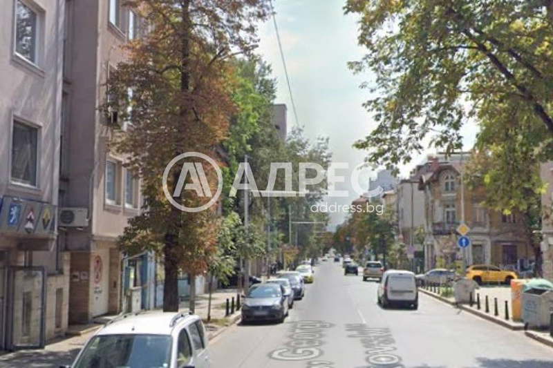 Тристаен апартамент в Център, София с тераса и асансьор