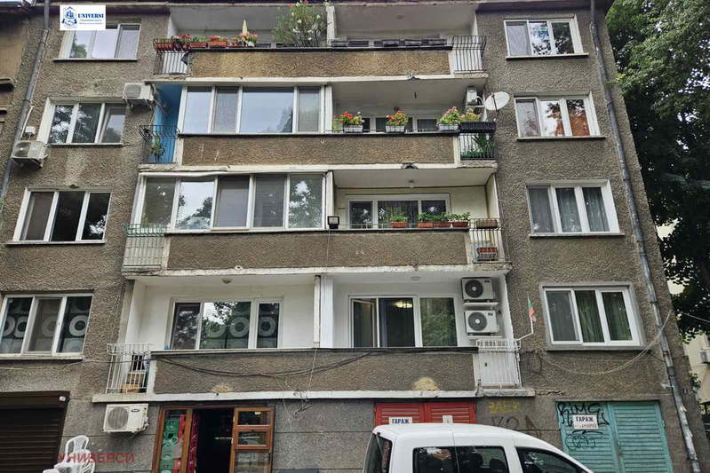 Тристаен апартамент с гледка към парк в Център, София