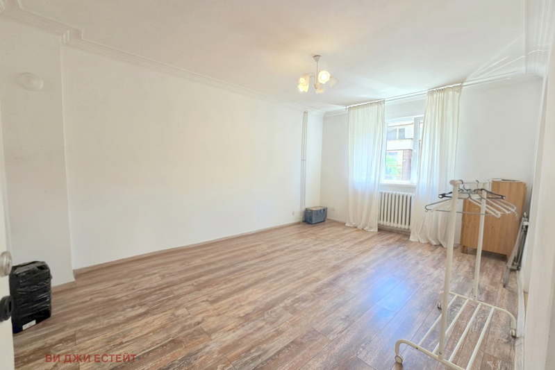 Three-room apartment in Center, Sofia on the first floor