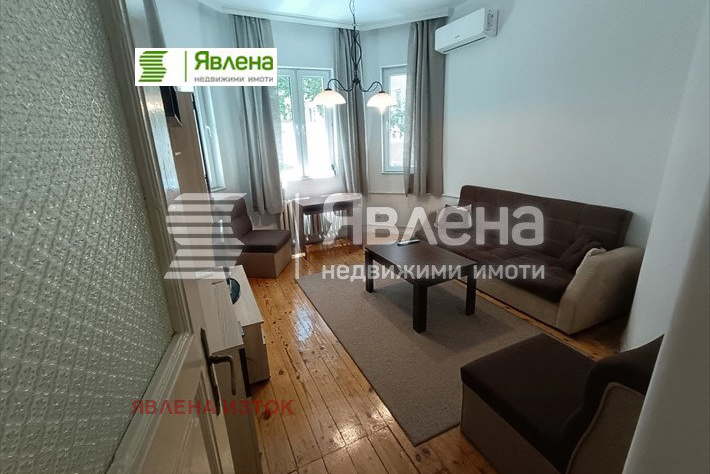 Двустаен апартамент с остъклена тераса в Център, София