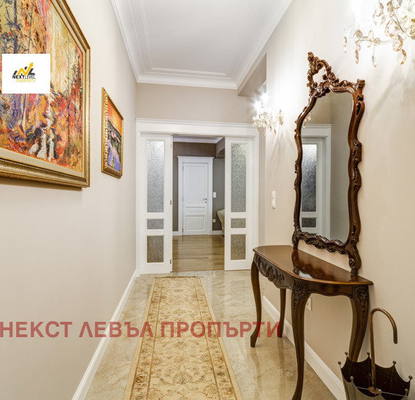 Снимка 3 — Тристаен апартамент 160 кв.м в Център с луксозно обзавеждане