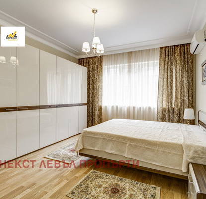 Снимка 5 — Тристаен апартамент 160 кв.м в Център с луксозно обзавеждане