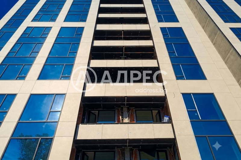 Тристаен апартамент с тераса в Дианабад, София