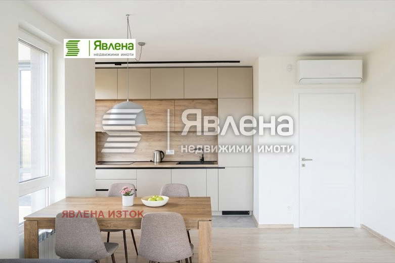 Тристаен апартамент с балкон в Дружба 2, София