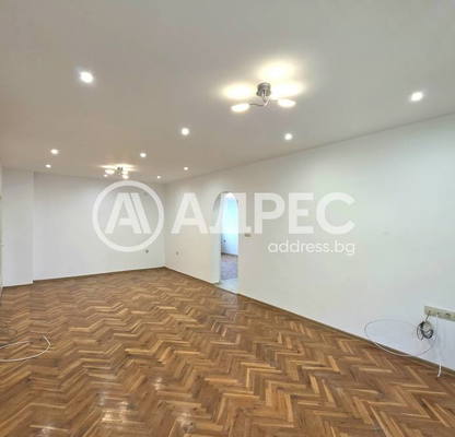 Снимка 2 — Просторен 3-стаен апартамент в кв. Изток с паркинг