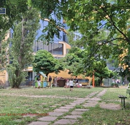 Снимка 2 — Тристаен апартамент с гараж в квартал Изток, София