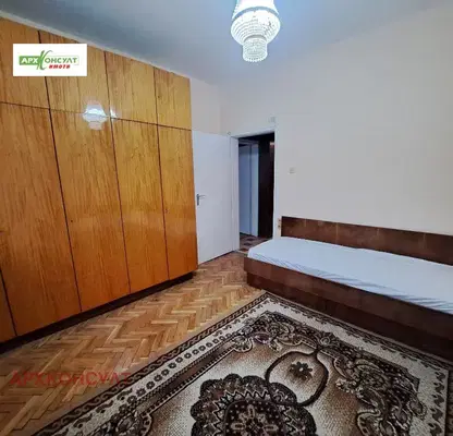Снимка 4 — Просторен 3-стаен апартамент с 2 балкона в Красно село, София
