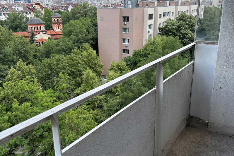 Двустаен апартамент с два балкона в Лагера, София