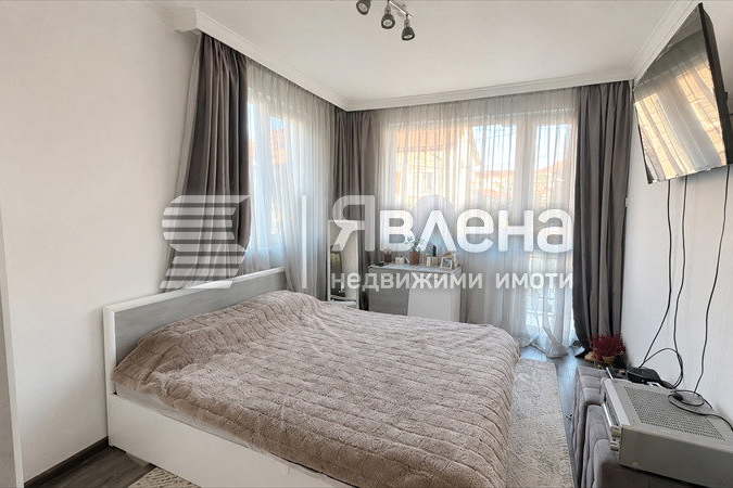 Четиристаен апартамент в Левски с три мазета и двор