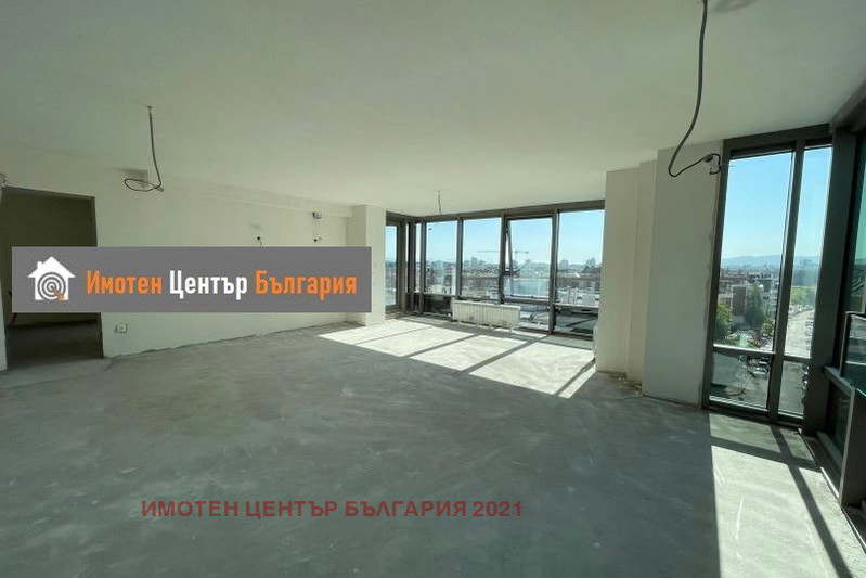 Four-room apartment in Manastirski Livadi with panoramic view