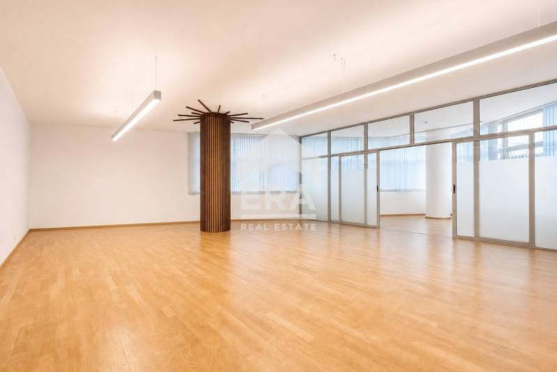 Four-room apartment in Manastirski Livadi with parking spaces