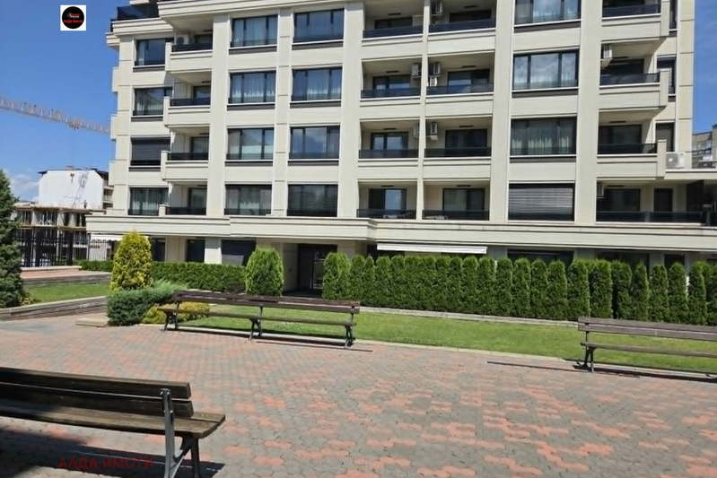 Двустаен апартамент в Младост 2 с тераса в затворен комплекс