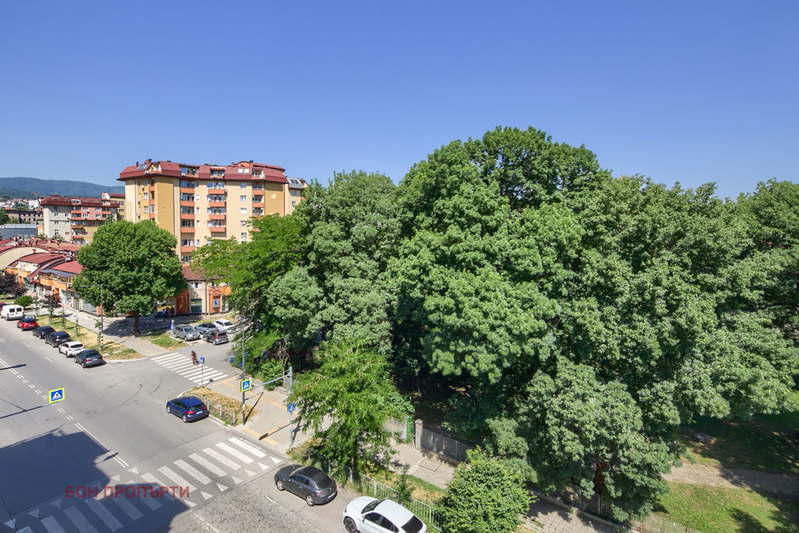 Тристаен апартамент с тераса в Овча купел, София