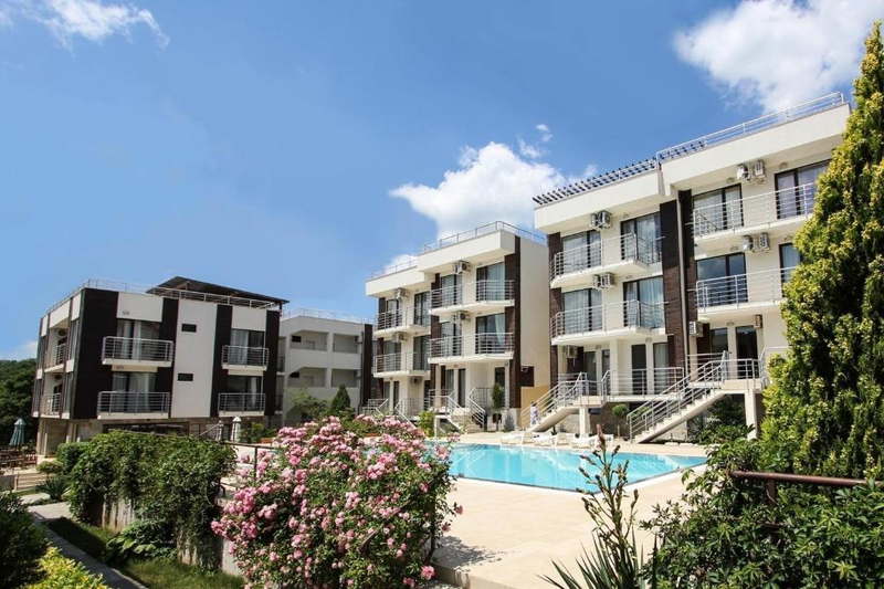 Тристаен апартамент в Свети Влас с басейн в New Line Village