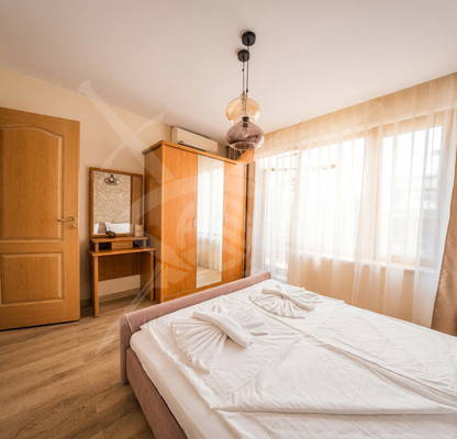 Снимка 2 — Тристаен апартамент в Свети Влас с тераса, 98 кв.м.