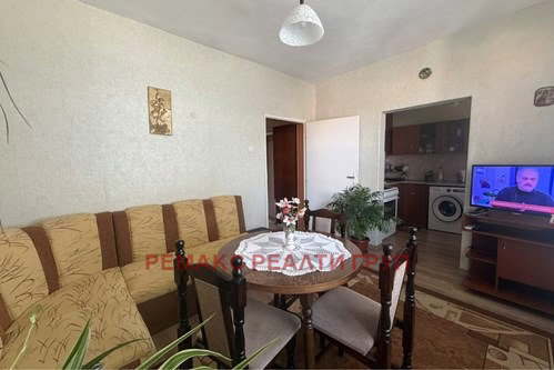 4-bedroom apartment in Tyrgovishte, Centyr