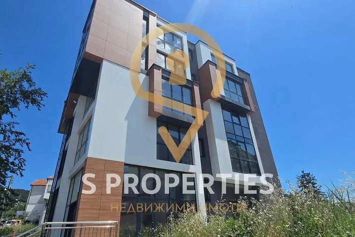 Тристаен апартамент в Бриз, Варна с големи френски прозорци