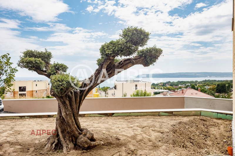 Тристаен апартамент с морска панорама в Бриз, Варна