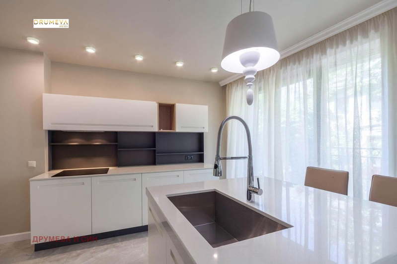 4-bedroom apartment in Varna, Centyr