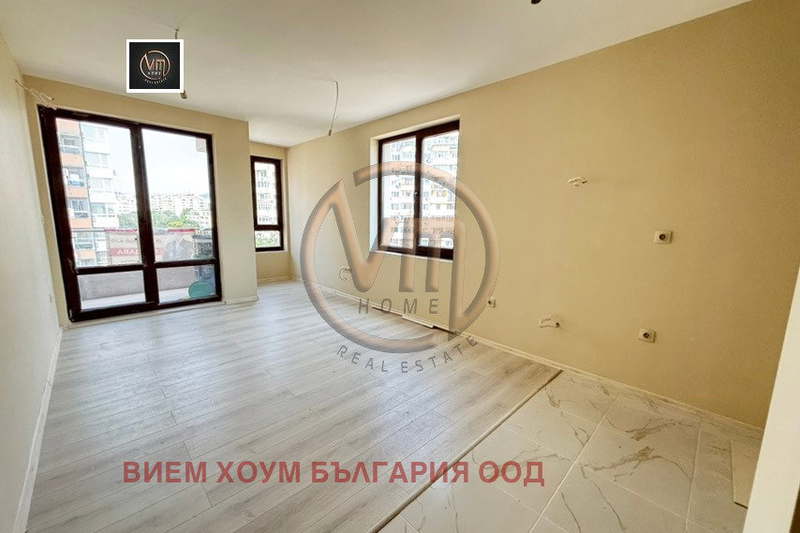 Тристаен апартамент в Кайсиева градина с тераса